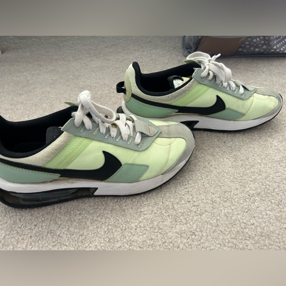 Green Nike Air Max Women’s 7.5